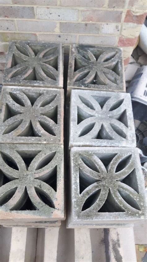 30 Decorative Concrete Block Bricks In Very Good Condition In Chatham