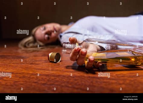 Young Woman Drunk On Floor Banque De Photographies Et Dimages à Haute
