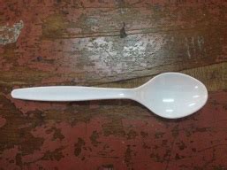 Pastinya gak akan menguras biaya banyak soalnya mudah ditemukan di hampir sama dengan cara membuat kerajinan dari sendok plastik berbentuk kumbang, namun kali ini lebih praktis karena kita tidak membutuhkan. PRODUK HIASAN DARI BAHAN LIMBAH: Kerajinan dari sendok plastik
