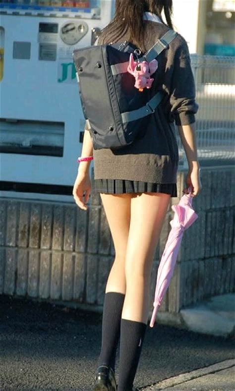 JK街撮りエロ画像制服スカートの丈をマイクロミニスカに改良したミニスカ女子校生を盗撮ww エロ画像ミルナビ