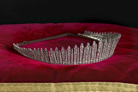 Queen Victorias Emerald Tiara Goes On Display