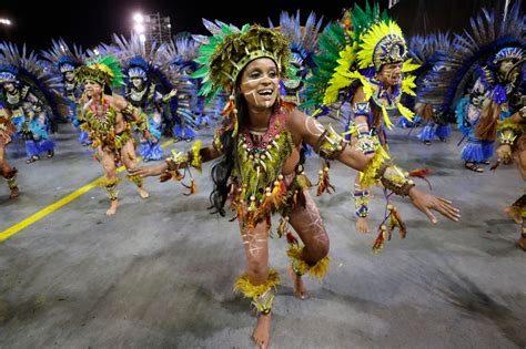 Millones De Brasileños Bailan Tras Las Comparsas En El Carnaval Exitos 107