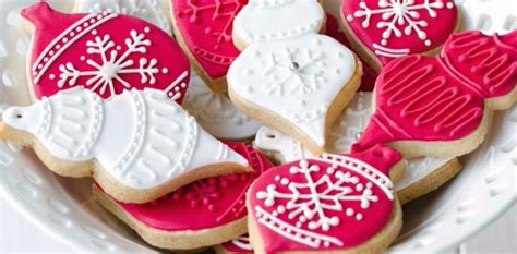 May 15, 2020 · using only three ingredients, this royal icing recipe is great for decorating cookies, gingerbread houses and piping flowers. Antonia74 Royal Icing - CakeCentral.com