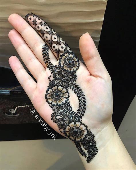 Here Are Stylish And Latest Front Hand Mehndi Designs