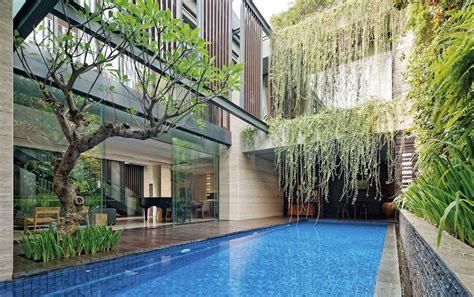 Desain kolam renang mungil ini cocok untuk anda yang hanya memiliki space sedikit di halaman rumah. 9 Inspirasi Desain Rumah Hemat Energi - CASAINDONESIA.COM
