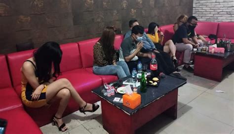 karaoke bersama wanita malam 2 asn pemprov banten kena razia pol pp · id