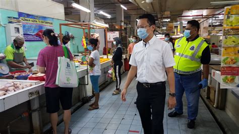 It offers an array of street snacks, accessories, smartphone covers. Good crowd control at Farlim market | Buletin Mutiara