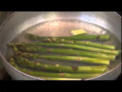 Para mas sobre como cocinar espárragos, mira este video. tips como blanquear o cocinar espárragos frescos - YouTube
