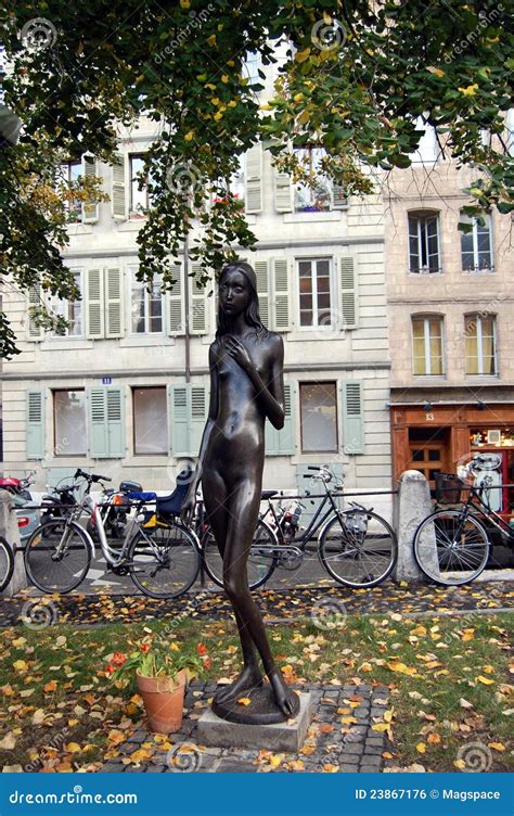 Une Statue D Une Fille Mince Nue En Stationnement Gen Ve Photo Stock