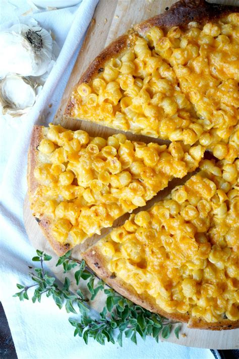 Mac And Cheese Pizza With Garlic Bread Crust The Baking Fairy Recipe