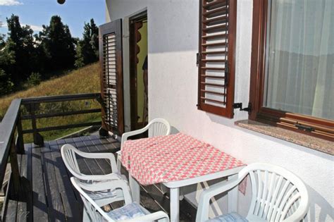 Nachádza v západnej časti rozsiahleho masívu salatína, od ktorého je. Kuća: Brestova Draga, katnica, 75m2 (prodaja)