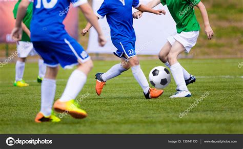 Enfants Jouant Le Jeu De Football Football Sur Terrain De Sport