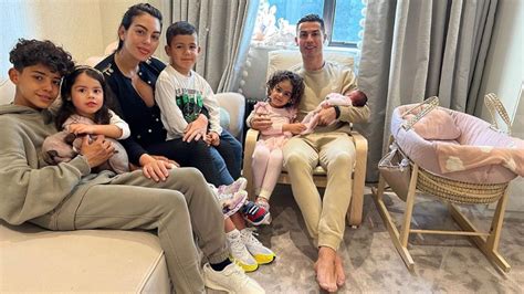 Cristiano Ronaldo Publica Foto De Família Com A Filha Recém Nascida