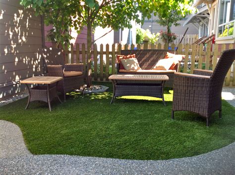 Can i put garden furniture on artificial grass. Green space that creates a garden atmosphere with ...