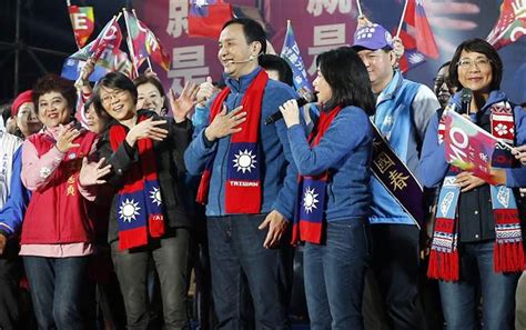 高婉倩是前省议会议长 高育仁 的千金，美国 哥伦比亚大学 传播教育学博士，是 朱立伦 眼中比我还适合从政的人；但她为让夫婿从政无后顾之忧，辞掉世新大学教职，全职相夫教子。. 朱立倫造勢晚會 周美青現身 - 中時電子報
