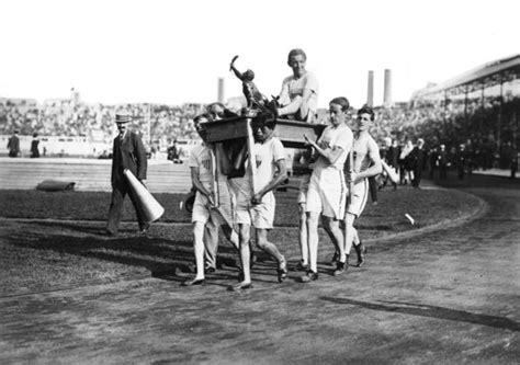 Mar 17, 2021 · the original games in 1896 held a race to commemorate a greek soldier pheidippides who ran 25 miles from marathon to athens to let them know of the athenians success against a persian invasion. Scenes From the 1908 London Olympic Marathon ~ vintage ...