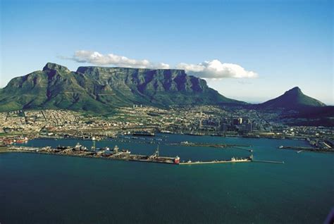 The history of this mountain dates back to over 30,000 years. Table Mountain on top of the world
