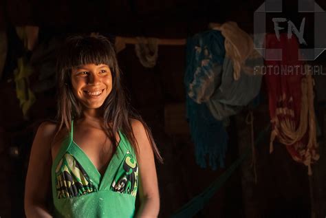 Retrato De Menina Na Oca Na Aldeia Aiha Dos índios Kalapalos No Parque Indígena Do Xingu