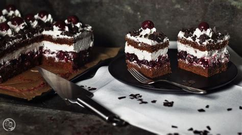 In eine große schüssel sowohl den granulierten als auch den braunen zucker geben. Schwarzwälder Kirschschnitten | Rezept | Kuchen und torten ...