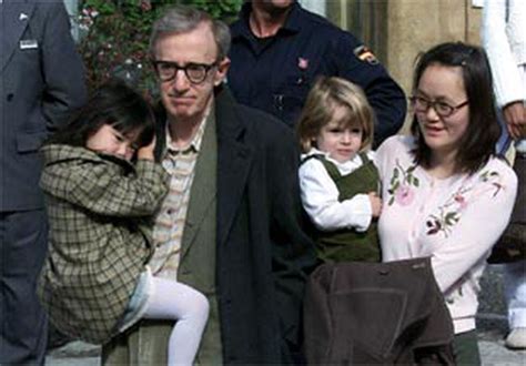 Woody Allen Y Su Esposa Soon Yi Con Sus Hijos En Brazos A Su Llegada