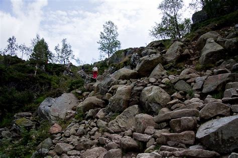 Vom parkplatz auf markiertem weg über etwa 4 kiloemter ausgeschildert zur felskanzel. Preikestolen - Der harte Weg nach oben IV | Bodo Gabi