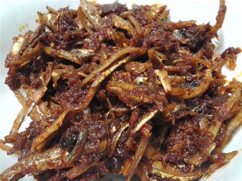 Then, lower the heat and cook till the oil floats to the top. ...when the mood strikes!!!: SAMBAL IKAN BILIS KERING