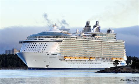 Her gross tonnage is 225,282, and at double occupancy she carries 5,490 passengers. Royal Caribbean Cruise Lines M/S Oasis and Allure of the Seas | Audico EN