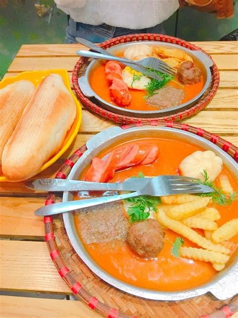 Bánh mì chảo được coi như là một món ăn đặc trưng của vùng đất hà nội. Bộ chảo gang làm bánh mì chảo doa bóng và đế gỗ