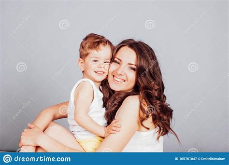 Mama Spielt Mit Jungem Sohn Und Lacht Freude Stockbild Bild Von