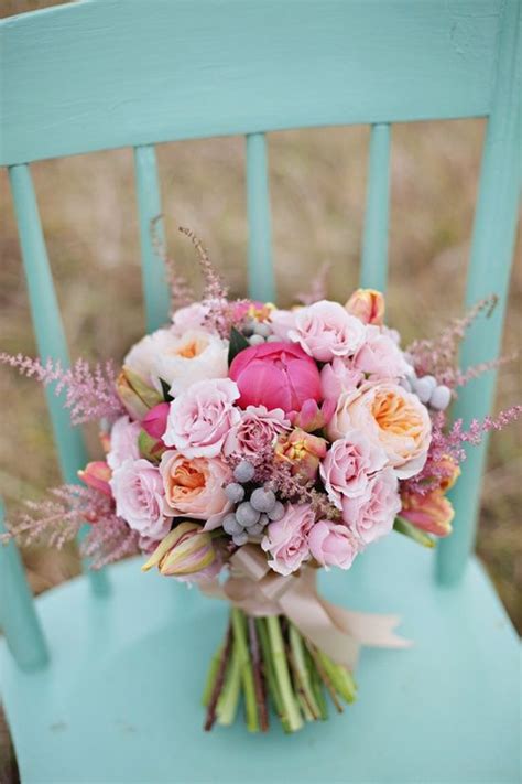 This bouquet has fragrant preserved sweet annie and everlasting wings. 11 bouquets de fleurs pour un mariage en été - Mode ...
