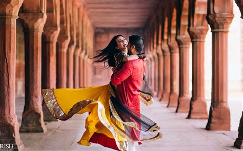 Pin By Aditi Mandi On Historical Outfit In 2020 Pre Wedding Poses