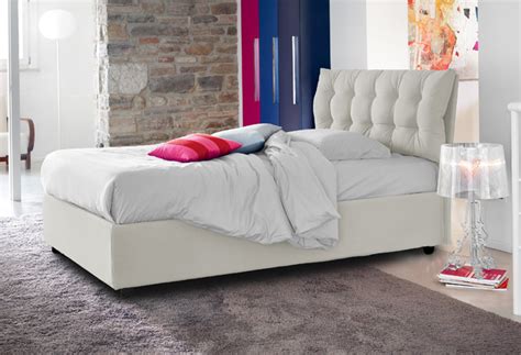 Il letto ad una piazza e mezzo è la soluzione ideale quando si deve contenere lo spreco di spazio. Letti fissi da una piazza e mezza - superofferta | Materassi.com