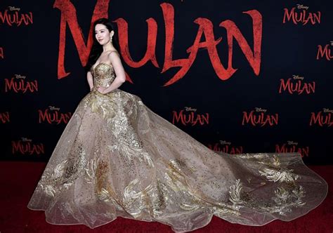 Liu Yifei Shines At “mulans” Premiere