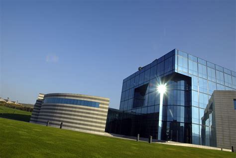 Fast-Fashion Leader Inditex Charts Own Path - WSJ