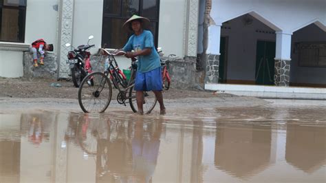 Sore hari yang sudah mulai gelap, sepasang kekasih remaja di kota semarang indonesia lagi berduaan di kamar kos. Banjir Lumpur Terjang Dua Desa di Kudus, Ini Penyebabnya ...