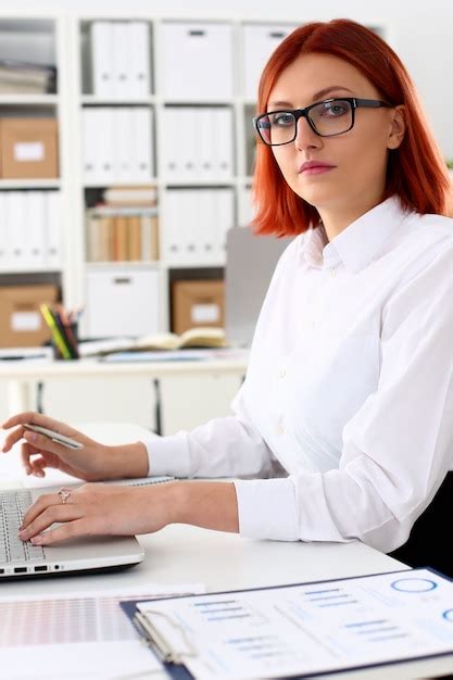 Premium Photo Business Woman Redhead Office Portrait Sit Table