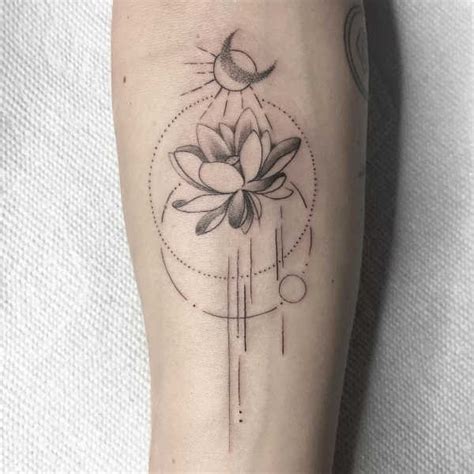 The lotus flower tattoo has been a part of body art in asia for a long time because the lotus has powerful meanings drawn from ancient cultures and religions. Lotus tattoo: betekenis en 50x tattoo-inspiratie