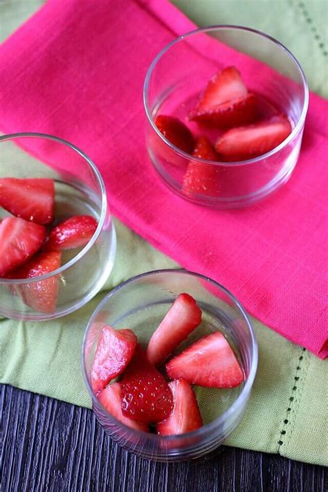 Strawberries And Cream Mini Parfaits Easy No Bake Dessert Recipe
