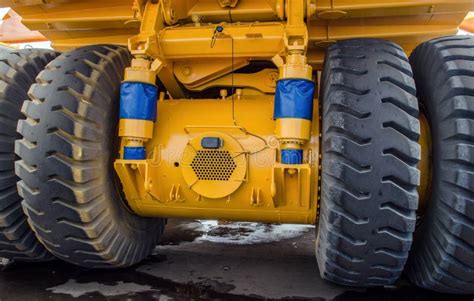 Controlled Tightening On Dump Truck Suspension Struts