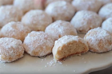 Ada yang disaluti dengan gula ising dan ada yang disaluti dengan susu tepung. Resepi Biskut Arab Susu - Kanak-Kanak Mesti Suka di Pagi Raya