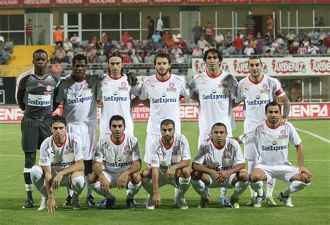 Takımımız ara vermeden çalışmalarına devam etti. Ayaktakiler Oturanlar | MP ANTALYASPOR 2010-2011