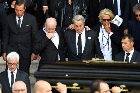 Ami de brigitte macron, bernard montiel a réagi auprès de nos confrères de vsd pour expliquer cette absence : Obsèques Le coup de gueule d'une amie de Mireille Darc - VSD