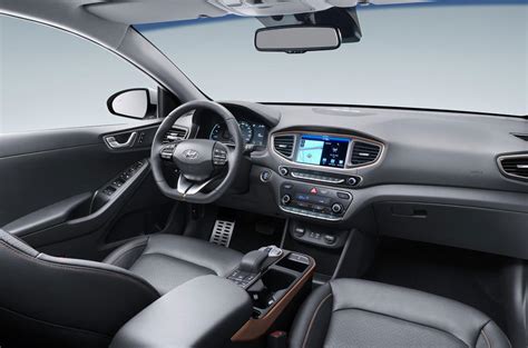 Das elektroauto der koreaner setzt technisch neue maßstäbe. New Hyundai Ioniq plug-in to join electrified range ...