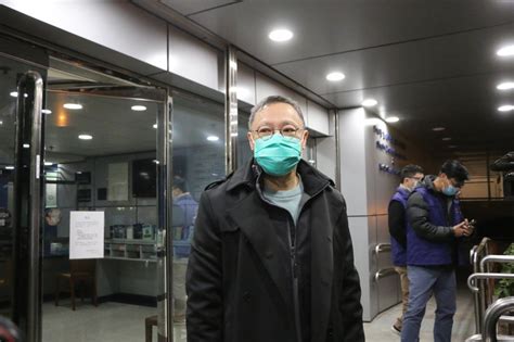 香港 法学者，曾是 香港大学 法律系副 教授 ，于 香港大学 获得法律学士（ll.b.）及法律深造证书（p.c.ll）、并于 伦敦大学 获得法律硕士（ll.m.）。. 涉违国安法 戴耀廷深夜获准保释_香港_新闻_星岛环球网