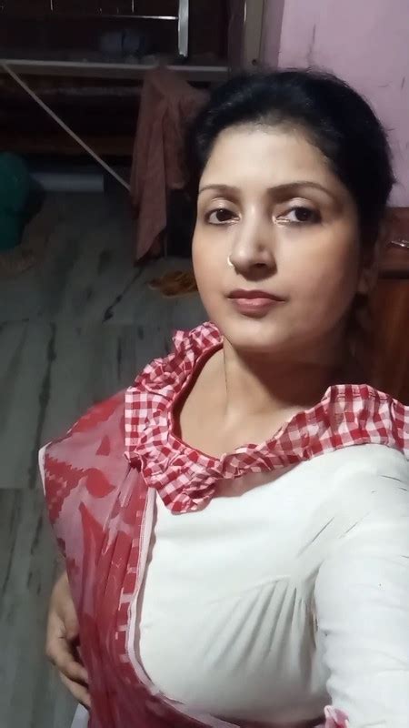 Hot Beautiful Bengali Aunty Sexy Navel In Saree