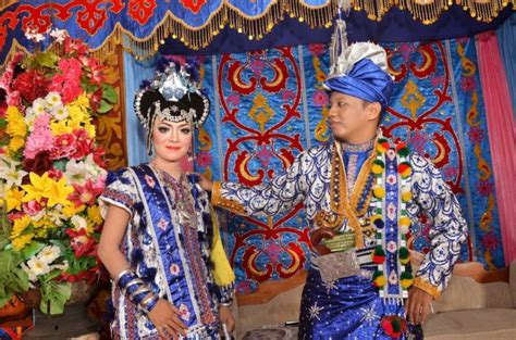 Kok adat tak menghalang, maka dibolehkan semenda menyemenda, maka kedatangan ese pada hari nan sehari ini, ese telah diarahkan oleh tempat mendo 5+ Pakaian Adat Sulawesi Tenggara (NAMA, PENJELASAN, GAMBAR)