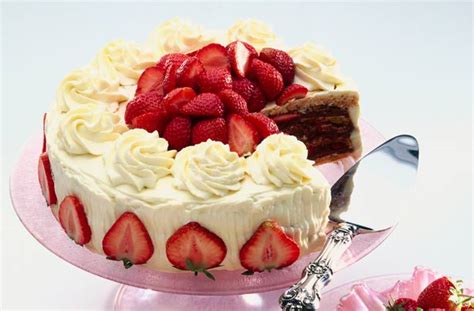 Red velvet cake — смотреть в эфире. Mary Berry's strawberry cake recipe | GoodtoKnow