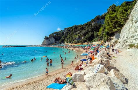 Bij numana vind je o.a. Spiaggia di Sirolo nel Parco Nazionale del Conero — Foto ...