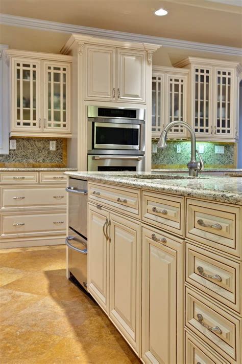 17 Best Antique White Cabinets Combinations For Most Fascinating Looks
