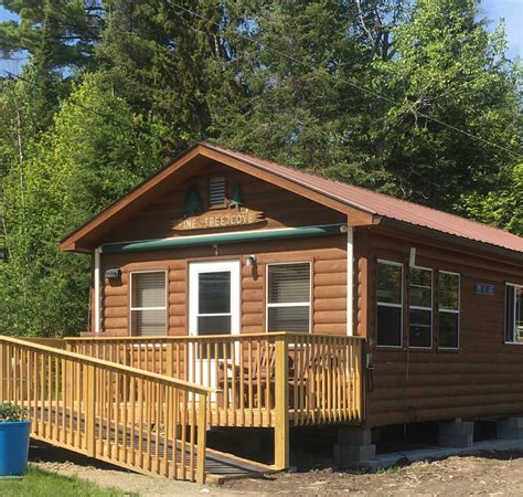 Feel one with the tall pines in this spacious log cabin home in the brother's cove community. More Photos - Cabin 5 - Pine Tree Cove Resort